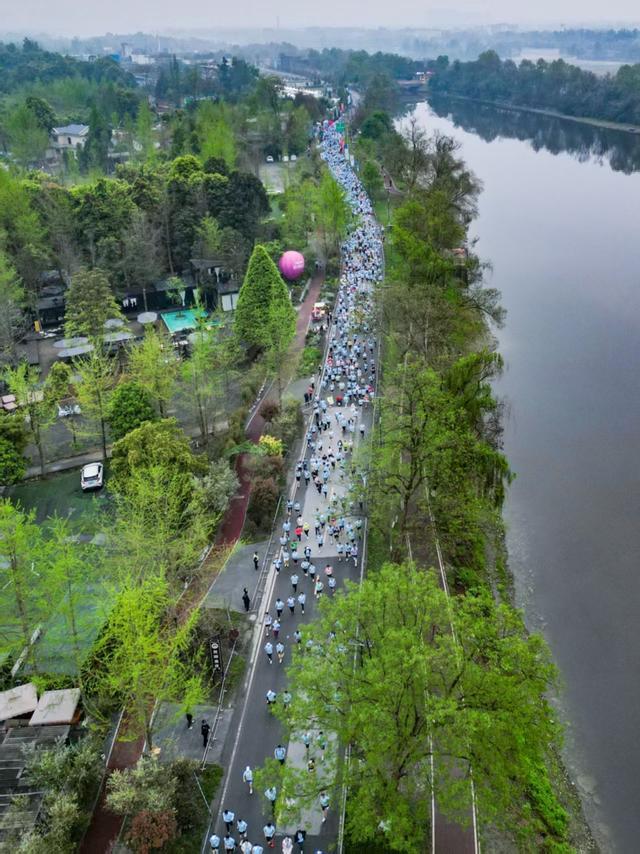 开云体育app-成都：一场“小村跑”，一篇“大文章”